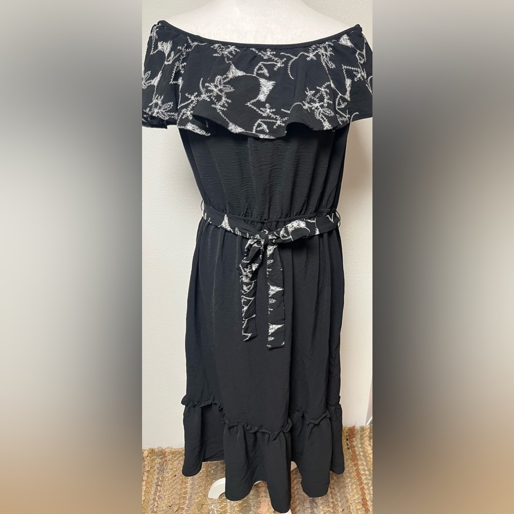 Adrienne Vittadini Black and White Patterned Fabric Off The Shoulder Dress 
XL